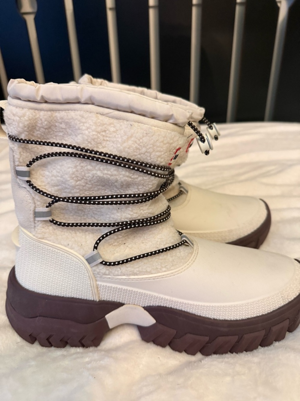 Hunter Women’s White Sherpa Winter Boots - Picture 4 of 8